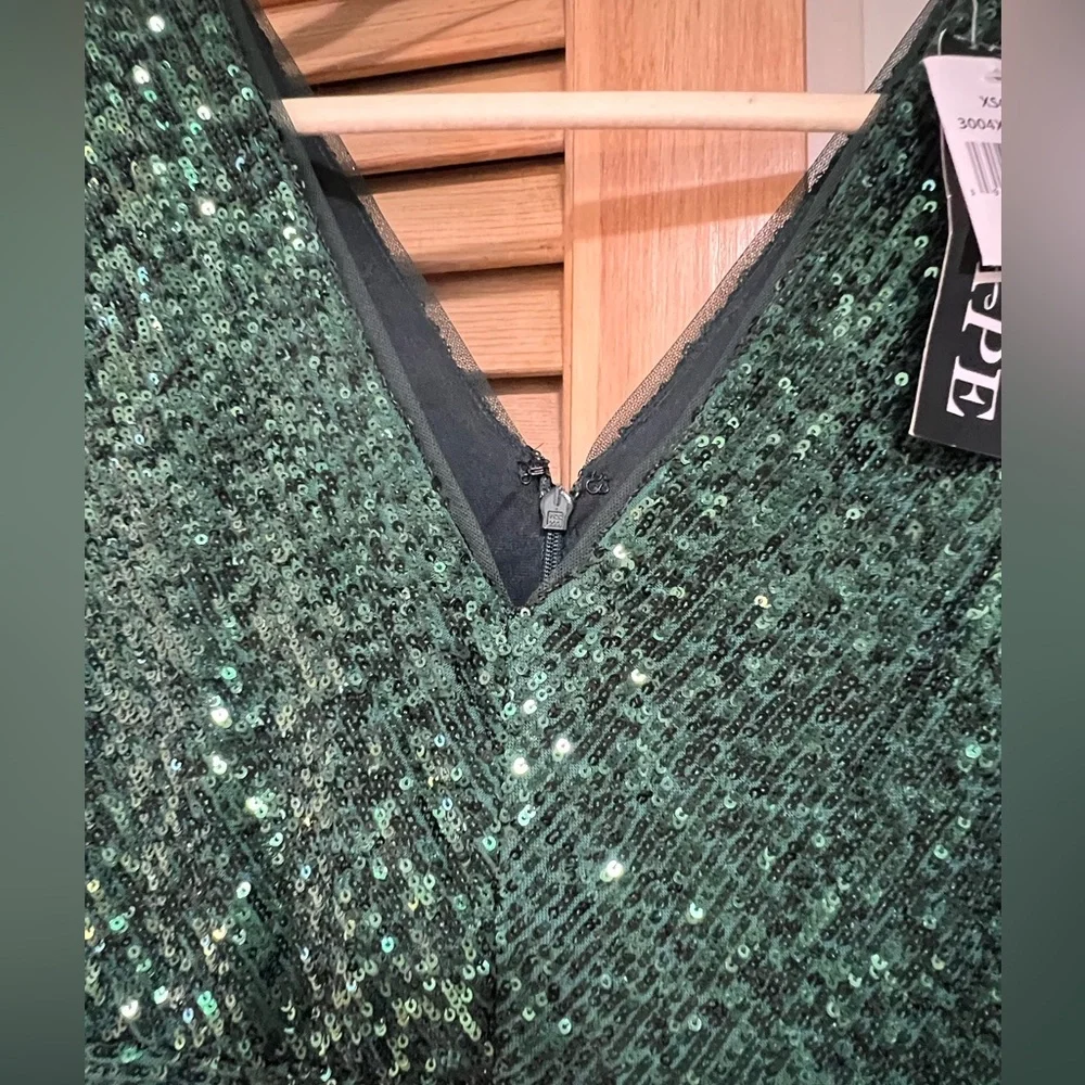 Xscape Dark Green Sequin Long Sleeve Gown sz 4 NWT - Picture 8 of 13